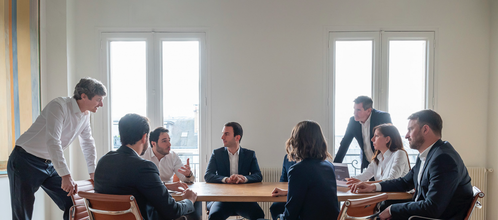 Réunion d'équipe Capital Management France autour d'une table